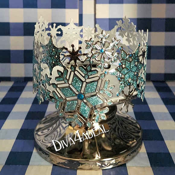 Bath & Body Works STAINED GLASS SNOWFLAKE 3-Wick Candle Holder - Picture 1 of 3